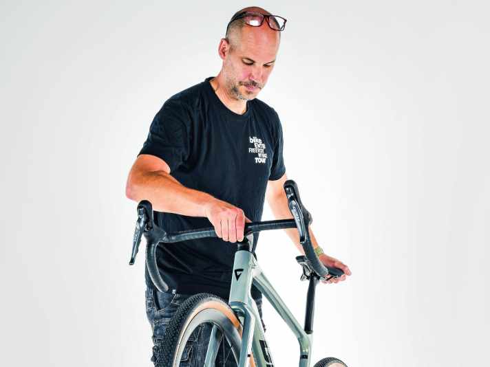 Lass das Rad aus einigen Zentimetern Höhe auf die Reifen fallen, um ein Geräusch im bzw. am Rahmen zu lokalisieren.