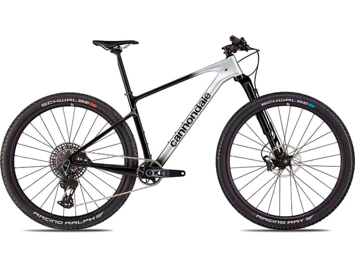 Anyone who has always wanted to own the flattest and also one of the fastest race hardtails of all time now has the perfect opportunity to strike: 3599 euros instead of 5899 euros.