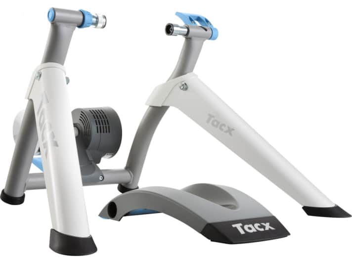 Communicates with training apps despite the wheel-on concept: the Tacx Flow Smart.