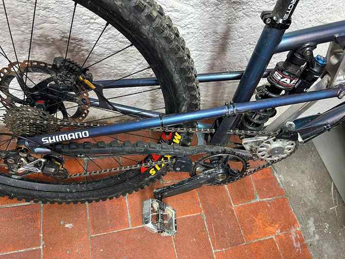 Die filigranen Sitzstreben bieten jede Menge Flex. Je nach Bedarf kann ein Verbindungsstück eingeschweißt werden, um die Steifigkeit zu erhöhen.