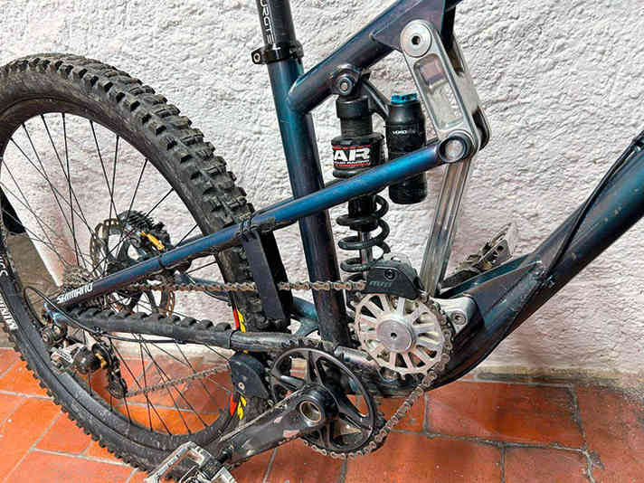 Polygon effect: When chain links move over a sprocket, vibrations and friction occur. A larger idler pulley, as with the Contra, smoothes out these movements.