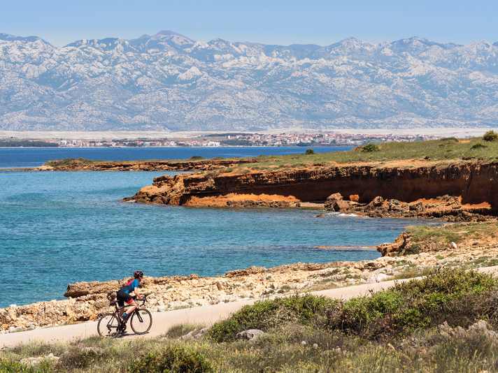 Auf den Inseln vor der Lüste Dalmatiens herrschen im Frühjahr beste Fahrradbedingungen. Hier auf der Insel Vir mit Blick auf die Insel Insel Pag und das Velebit-Gebirge