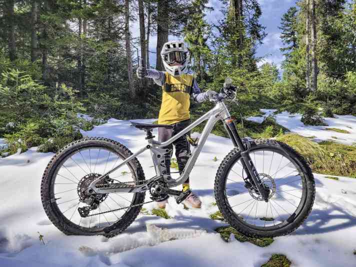 The dream of all bike-enthusiastic kids? The Giant Faith 24 is definitely close