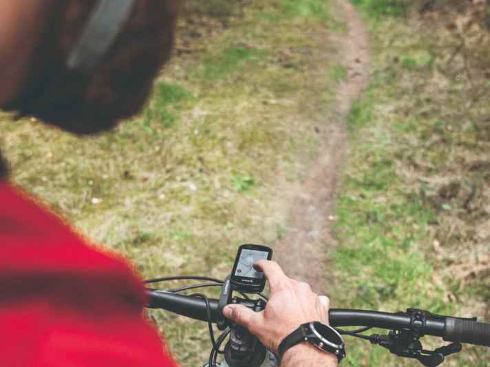 Ein Bikecomputer kommt mit Lenkerhalterung, vorinstallierten Karten und deutlich längeren Akkulaufzeiten.