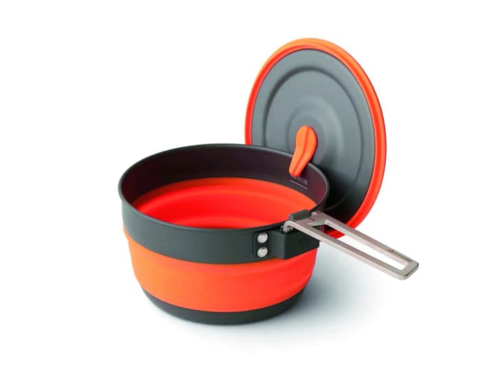 Top invention folding pot: made of steel or aluminium with a foldable silicone centre section.