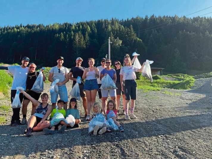 Vorbildlich: Freiwillige sammeln einmal im Jahr Müll im Wald und am Streckenrand. Was die da wohl alles gefunden haben?
