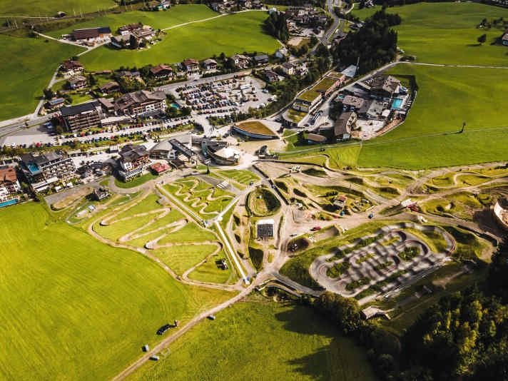 Speielwiese für Kids, Pumptrack-Fans, Airbag-Springer und Stunt-Freerider.