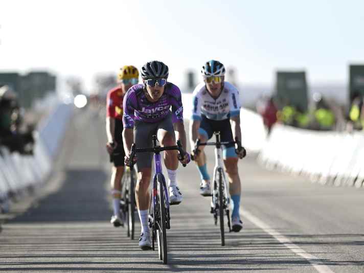 Ici, nous voyons Alan Hatherly (devant) avec le maillot de son équipe de route.