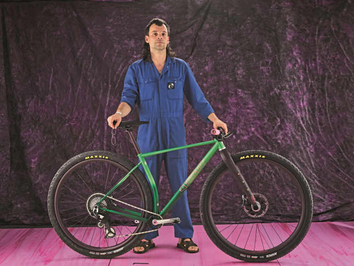 Leo from Leovelo presents his El Grandito hardtail with 32-inch wheels in charismatic blue overalls.
