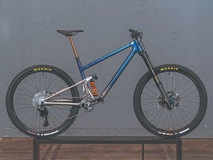 Prova manufactures high-quality titanium frames in small series in Australia. This is why most German bikers are not familiar with the label. In addition to this beautiful enduro fully, the range also includes race hardtails.