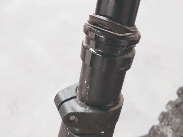 The seal of the telescopic support ran dry and came loose from the seat. Lubrication and a new spring washer solved the problem.