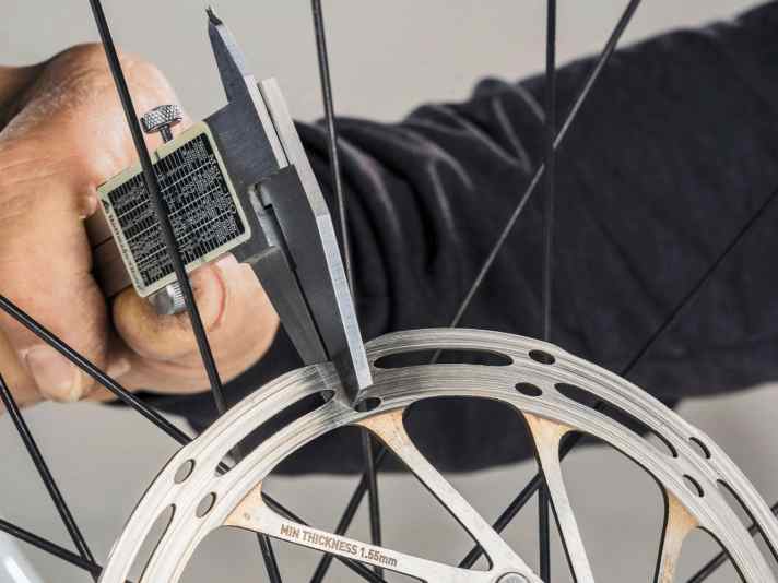 The minimum permissible thickness is also printed on the brake disc.