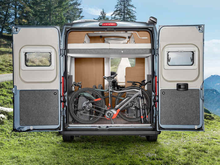 Mittlerweile gibt es selbst von renommierten Wohnmobilherstellern spezielle Lösungen, die auf das eigene Hobby abgestimmt sind. Auch hier lassen sich viele Inspirationen für das eigene Vanlife-Projekt holen.