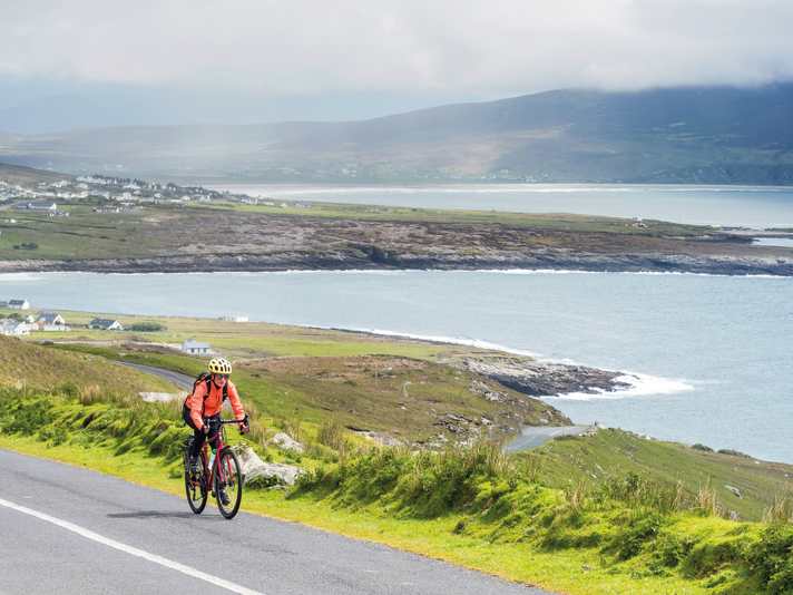 Steil windet sich die Küstenstraße hoch auf dem Weg nach Keem auf Achill Island. Der Wind macht die Sache nicht leichter.