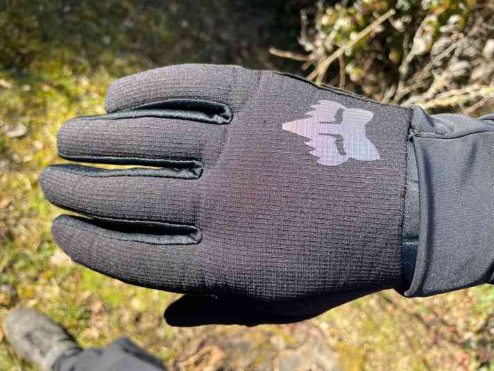 Robust, warm and quite water-resistant - that's how you can describe the Fox winter gloves.
