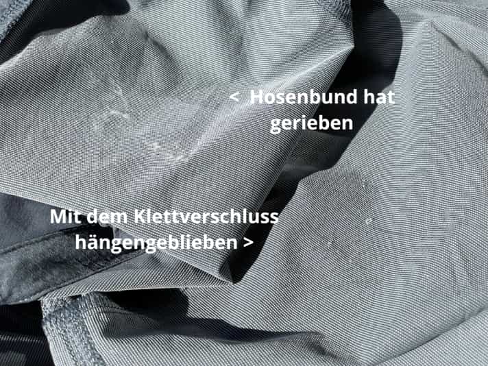 Eine Fahrt reichte, sodass ein Klettverschluss und der reibende Hosenbund das Gewebe veränderten.