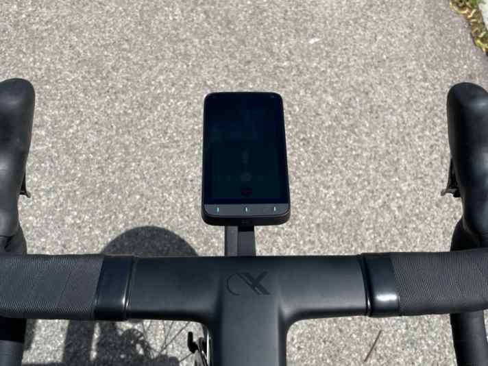 This is what it looks like in bright sunlight: The display is very difficult to recognise and too dark.