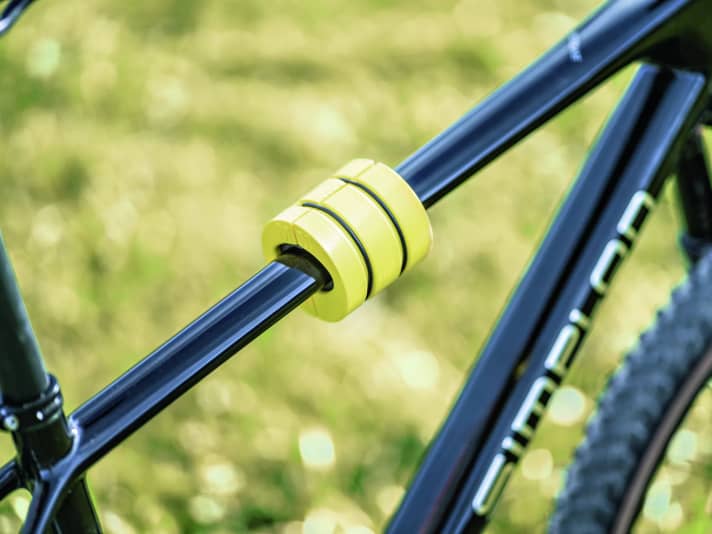 To protect the lightweight frame from the holding claws of the rear rack, there is a practical adapter for the top tube. | Photo : Max Fuchs