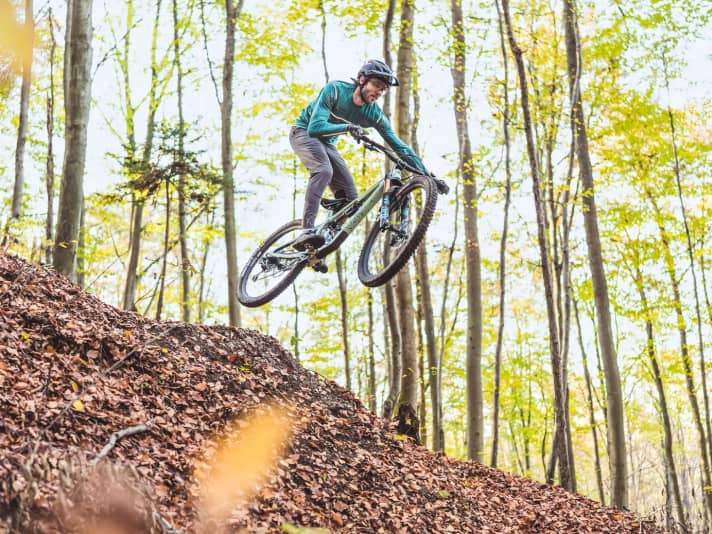 BIKE’s chief test rider, Peter Nilges, tests the Yeti SB140.