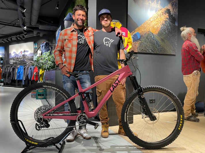 Die beiden Protagonisten und Rider, Andreas Tonelli (links) und Giovanni Mattiello, bei der Premiere ihrer Video-Doku bei Norrona in München
