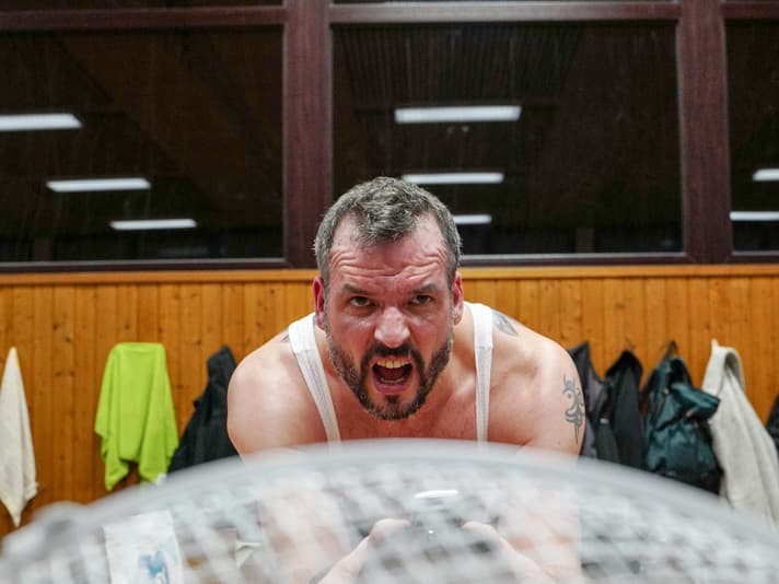 Einsamer Kampf gegen den Widerstand der Kurbeln: Der Wind aus dem Ventilator kann den Schweißausstoß nur minimal drosseln. Die Flüssigkeitsspeicher müssen beständig aufgefüllt werden.