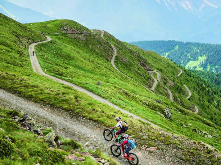 The ascent from Dobbiaco in typical military trail style: gravel road zigzags with a maximum gradient of twelve per cent.