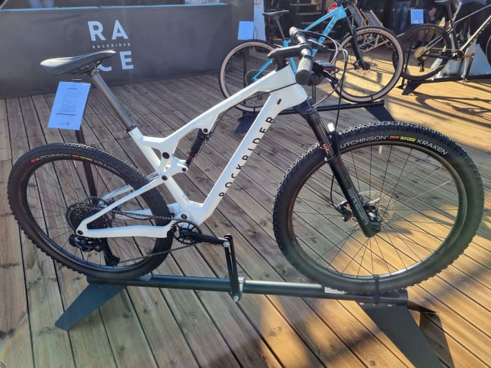 Das Rockrider Race 900 S bei einer Präsentation von Decathlon - hier allerdings noch mit der Reba-Federgabel.