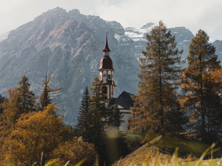 Kloster Maria Waldrast zu Füßen der Serles. Diese kleine Kirche gehört aber noch nicht zum Kloster.