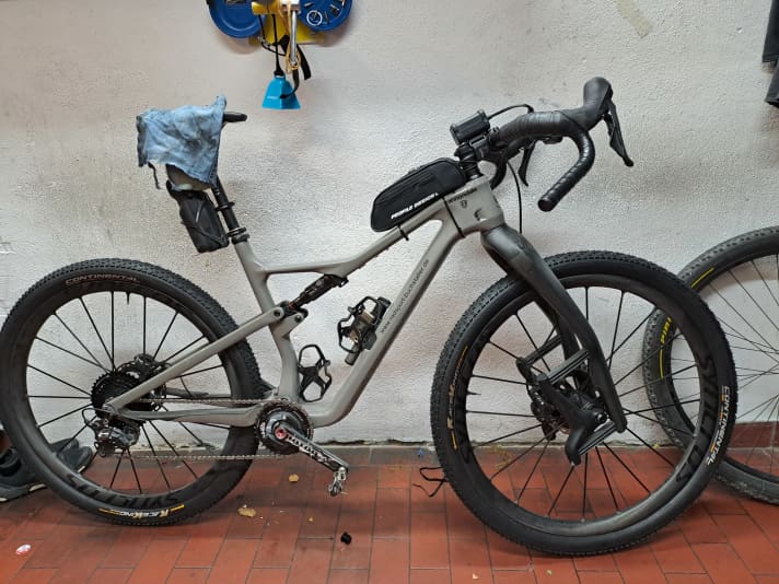 Das Cannondale kurz nach der Fertigstellung. Auf dem Sattel liegt noch der Lappen, mit dem sich Karl-Heinz die Hände von der Schrauber-Session gesäubert hat.