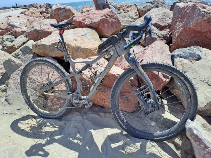 The Cannondale at the finish line in Swakobmund on the Atlantic Ocean. It survived the 394 kilometres of racing through the Namib Desert without any problems.