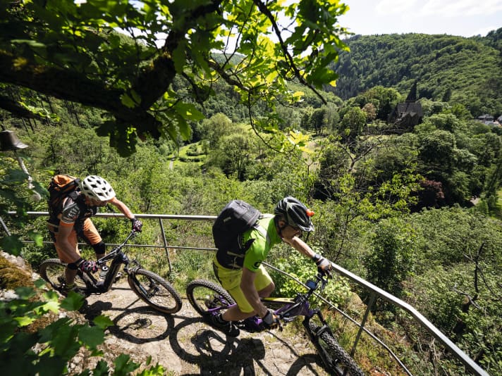 Tag 1 spart nicht mit Schlüsselstellen: Bei Bad Bertrich sichern Geländer vor dem Absturz.