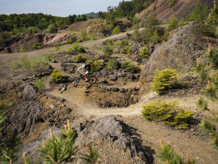 Der Lavasteinbruch bei Üdersdorf ist noch in Betrieb, aber Biker dürfen einen Teil davon nutzen (Etappe 3). | Foto. Patrick Kunkel