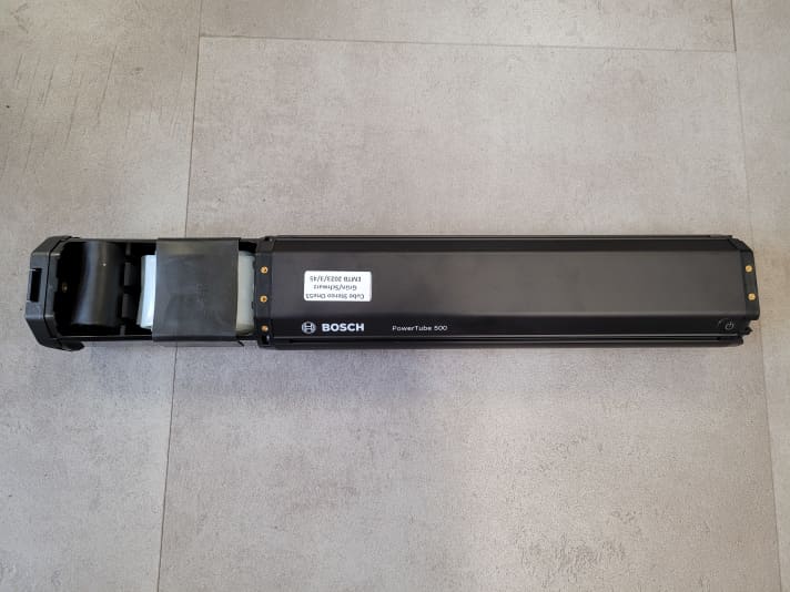 Der 500er-Akku passt als Zubehör in das selbe Unterrohr wie der 750er und spart circa 1,2 Kilogramm. Vorne im Adapter kann man einen Schlauch oder Ersatzteile deponieren.