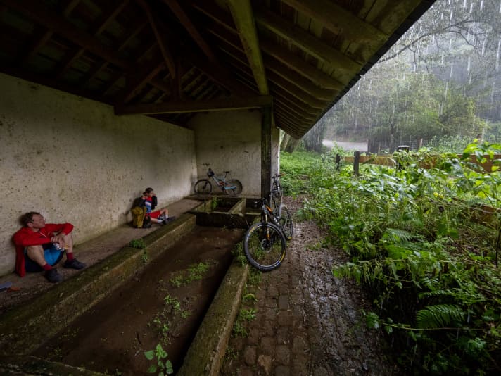 Der Moment, in dem du realisierst: Der Regen hört nicht auf, aber du musst noch dein Hotel erreichen...