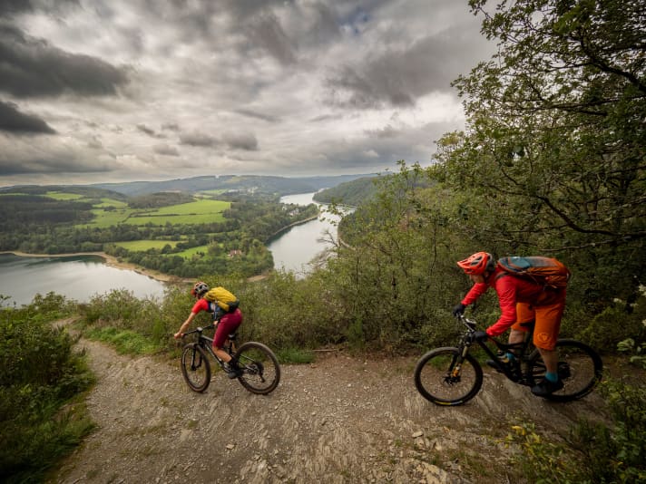 Die Abfahrt nach Esch mit Blick auf das Luxemburger “Sauerland”.