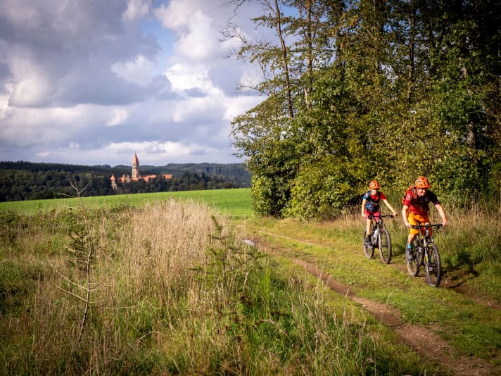 Ein paar Pfützen muss man noch umfahren, sonst erinnert nichts an das Unwetter vom Vortag.