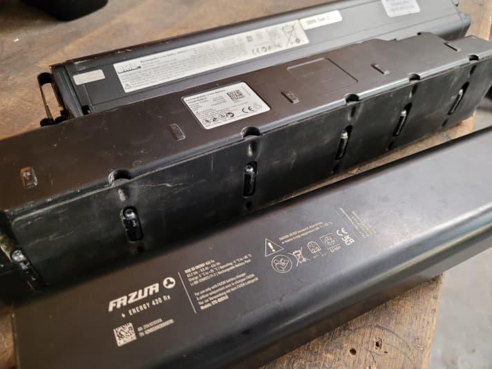 Labels und Beschriftungen auf E-Bike-Akkus geben zum Teil exakte Temperaturbereiche für Laden, Entladen und Lagern an.