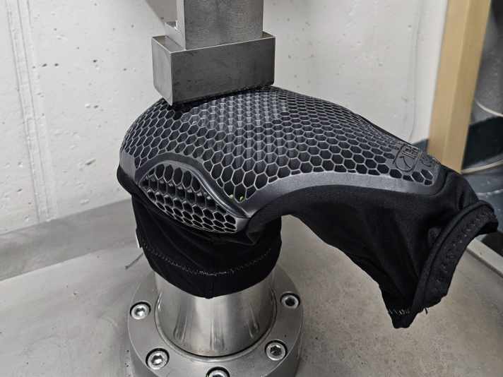 Everyone has to go through it: On the test bench at Sas-Tec, each candidate had to show how well it really protects