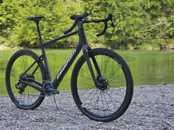 Our test bike comes with 50-millimetre-wide tyres and a lightweight wireless drivetrain from Sram. This makes the Propain Terrel CF a fast yet not uncomfortable gravel bike.