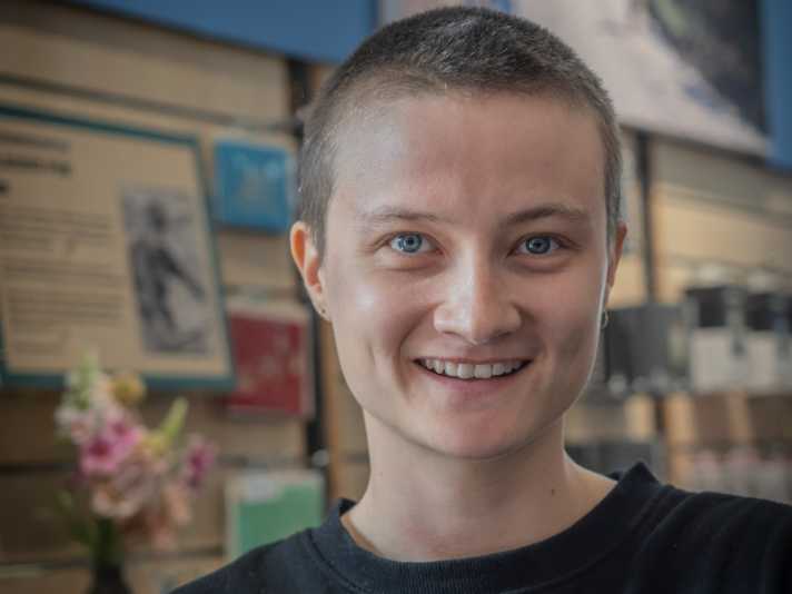 Charlotte Brandt vom Radladen Veloplus versorgt Radtouristen mit hilfreichen Tipps, passenden Velokarten, Ersatzteilen und Klamotten