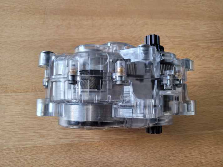 Der gläserne Motor gibt den Blick auf die große E-Maschine frei.