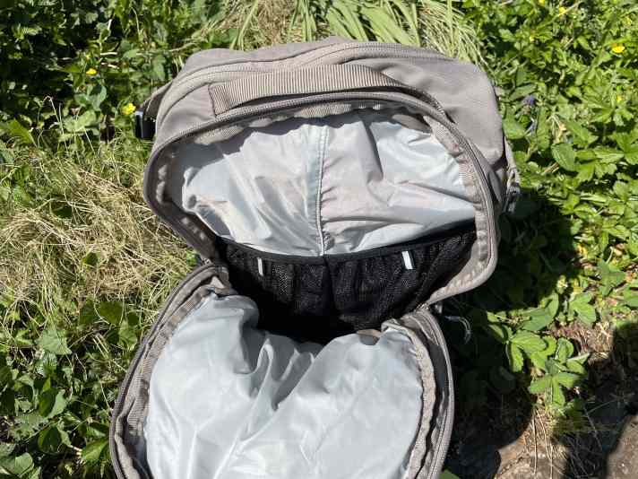 The mesh pockets in the main compartment also have space for the additional battery and the charger for the e-bike.