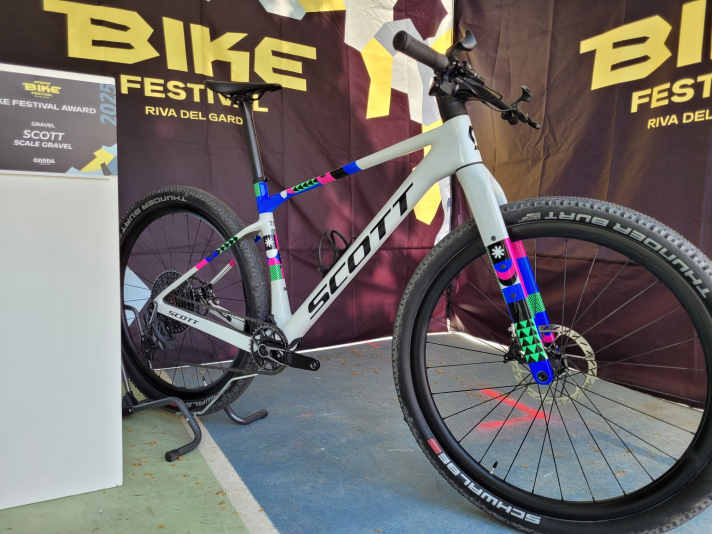 Die Jury war sich einig: So muss ein modernes Gravelbike aussehen. Das Scott Scale GR gewinnt in der Kategorie Gravel.