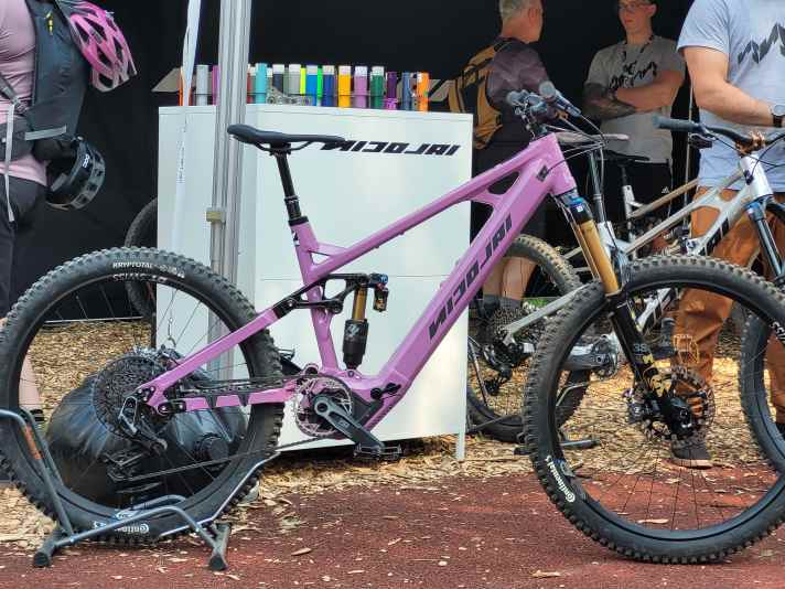 The Nicolai Swift S18 comes with an aluminium frame and is designed to make sporty enduro bikers happy.