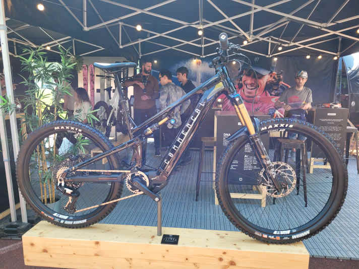 Commencal exhibited the top version of the Meta Power SX 800 at the Bike Festival in Riva.