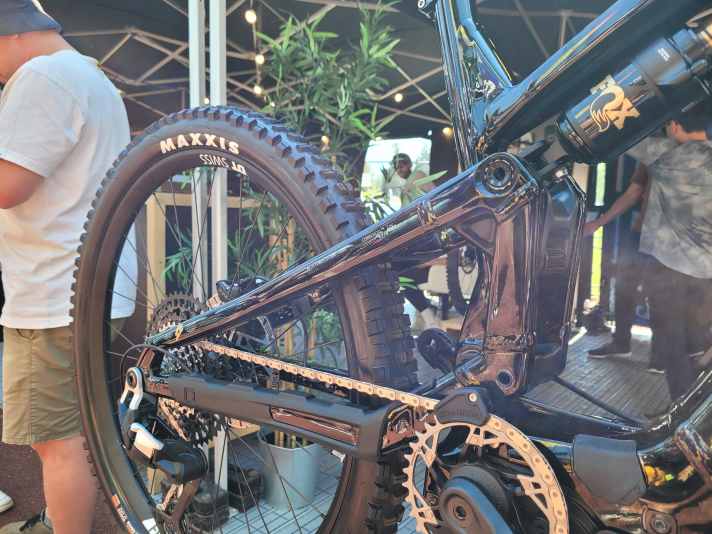 Der einteilige Alu-Hinterbau wird über zwei separate Wippen mit dem Hauptrahmen verbunden. So entsteht eine Kinematik mit virtuellem Drehpunkt.