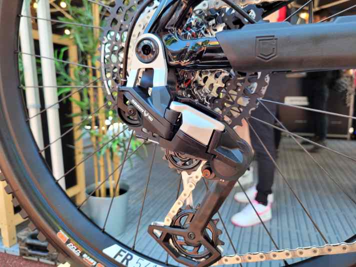 The mechanical Sram 90 transmission should ensure reliable downhill fun.