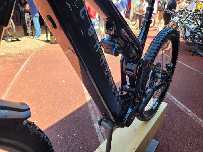 The 800 watt-hour battery is permanently installed in the down tube.