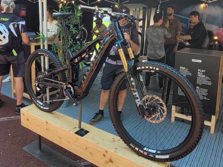 The top model of the Commencal Meta Power SX 800 with Fox Factory suspension.