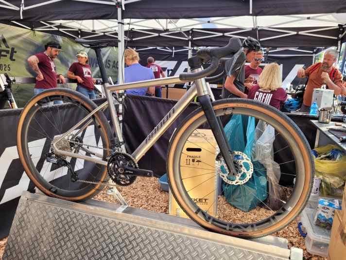 Starting at 5999 euros, the Tigard from Radon fulfils the dream of a titanium gravel bike.